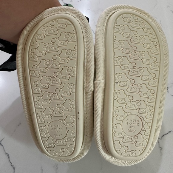 NWT Disney Zara Kids Toddler Cream Mickey Mouse Slippers Size 4 - Picture 4 of 4